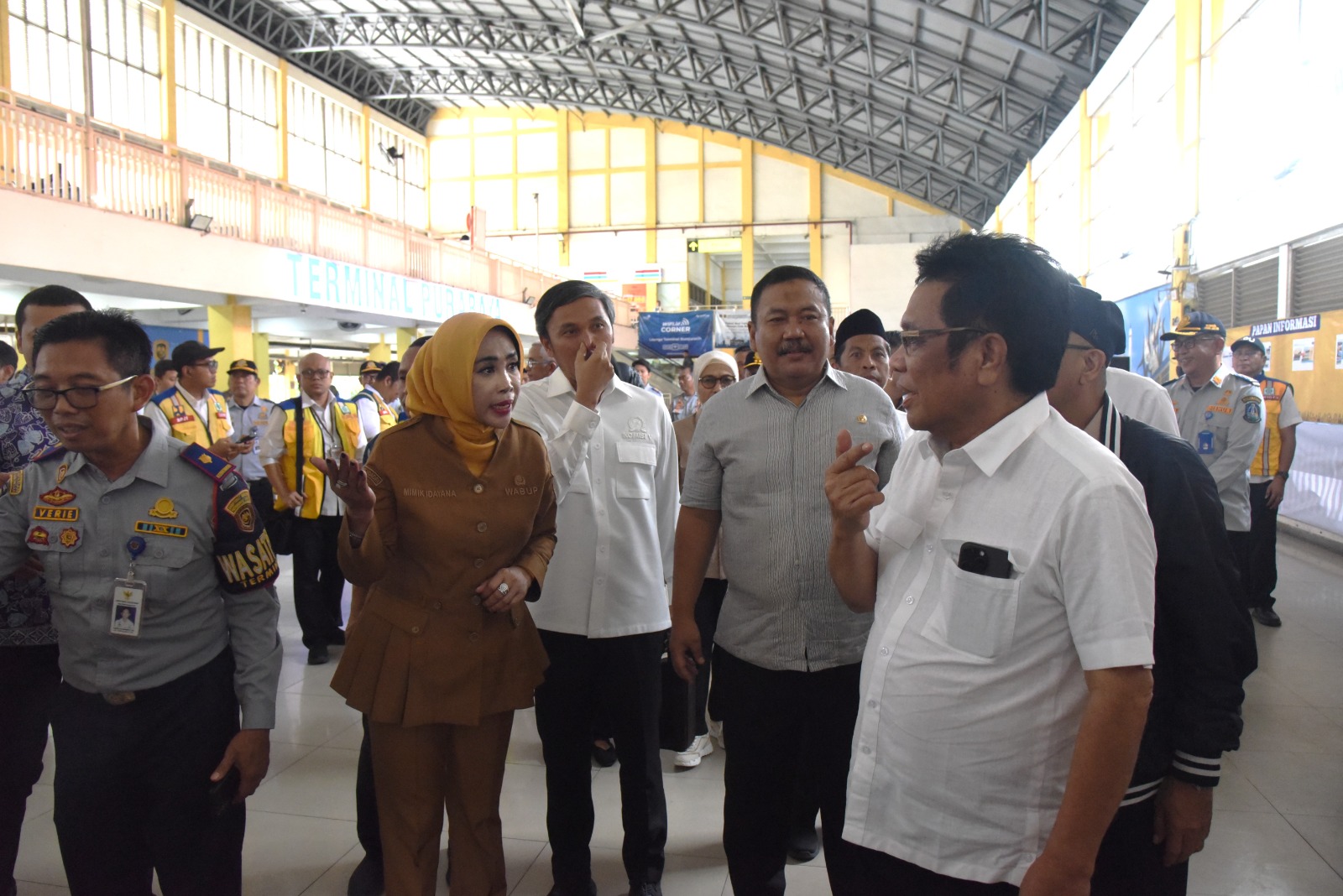 KOORDINASI: Wabup Sidoarjo Mimik Idayana saat menghadiri reses Komisi V DPR RI di Terminal Purabaya, Senin (23/2).  