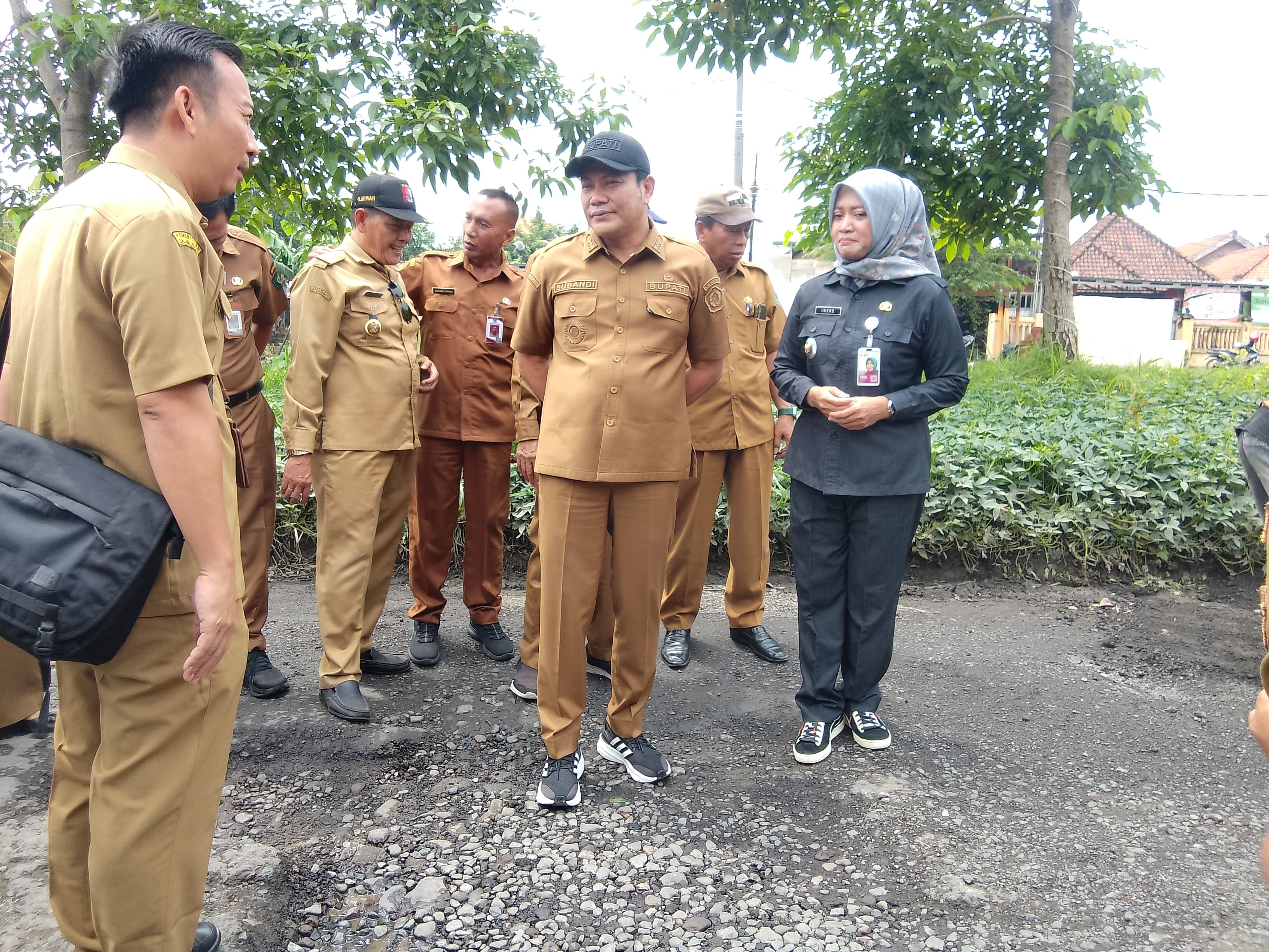 KEBUT INFRASTRUKTUR JALAN: Bupati Sidoarjo Subandi saat sidak jalan rusak di ruas Sukodono-Ponokawan. (DIKY SANSIRI/RADAR SIDOARJO)