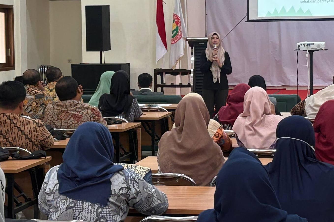 PENCEGAHAN: Kanit PPA dan PPO Polresta Sidoarjo AKP Utun Utami saat menyampaikan sosialisasi di Gedung PGRI Sidoarjo.