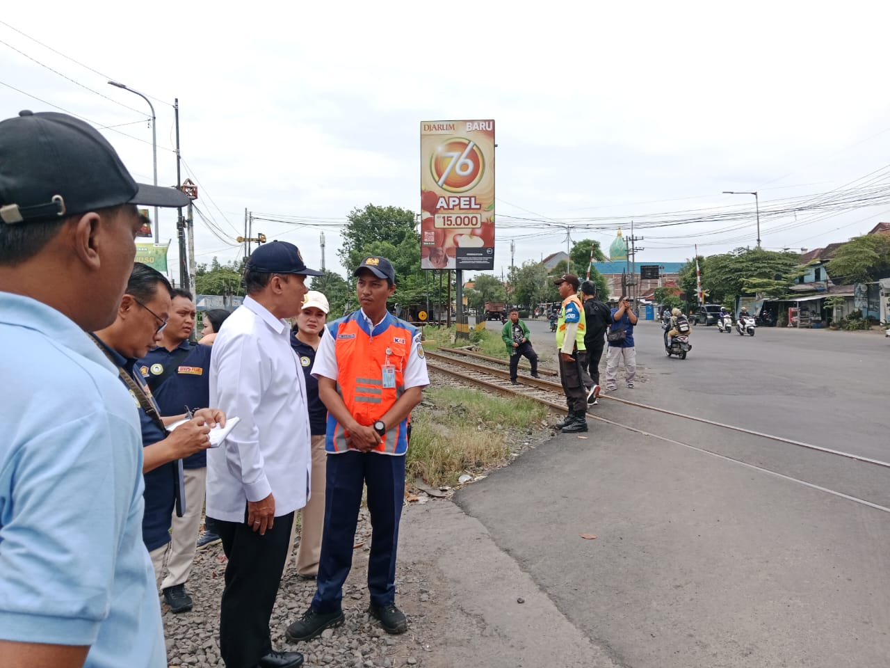 TEGAS: BHS saat berkoordinasi untuk memastikan aspal di perlintasan sebidang, Tanggulangin, Sidoarjo, Rabu (25/2). (RUDIANTO/RADAR SIDOARJO)