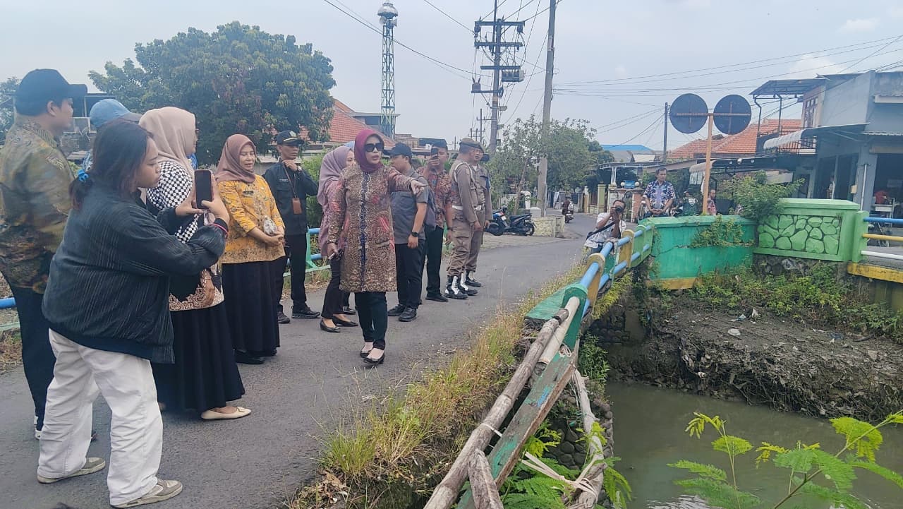  MEMBAHAYAKAN: Pembatas jembatan Wadungasih Buduran Sidoarjo rusak, Kamis (26/2). (DIKY SANSIRI/RADAR SIDOARJO)
