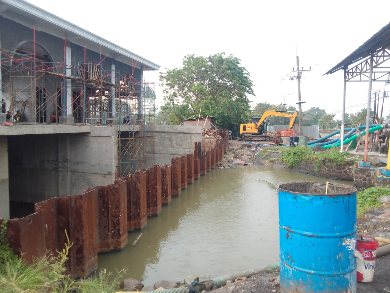 ATASI BANJIR: Rumah pompa Kedungpeluk, Candi, Sidoarjo saat sedang dikerjakan beberapa bulan lalu. (DIKY SANSIRI/RADAR SIDOARJO)