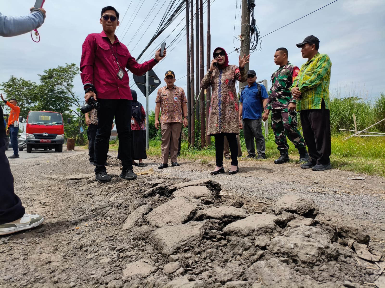 PARAH: Wakil Bupati Sidoarjo Mimik Idayana, turun langsung sidak di ruas Jalan Lingkar Timur Desa Wedoro Klurak, Kecamatan Candi hingga Desa Bluru Kidul, Sidoarjo. (DIKY SANSIRI/RADAR SIDOARJO)