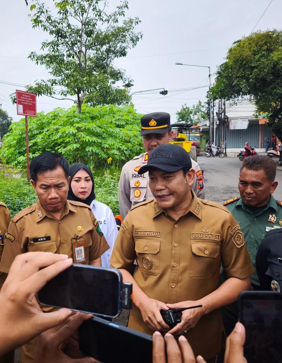 Bupati Sidoarjo Subandi saat memberikan keterangan ke media. (DIKY SANSIRI/RADAR SIDOARJO)