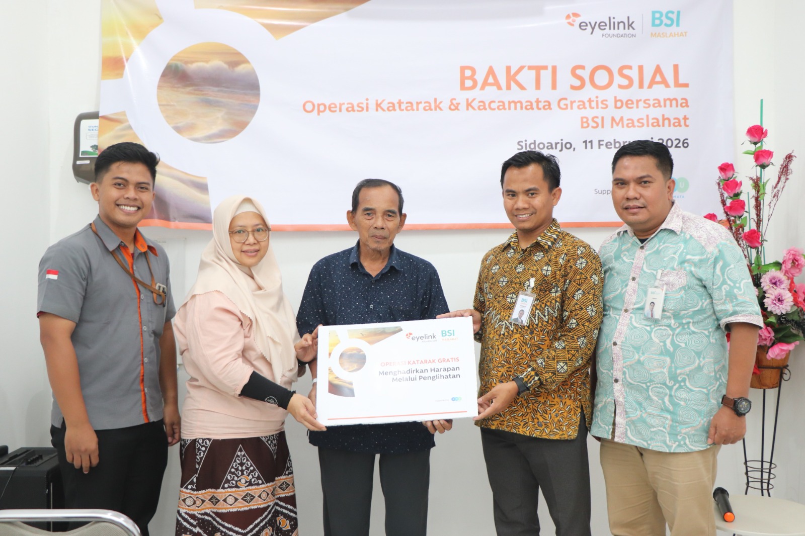 SIMBOLIS: Penyerahan bantuan secara simbolis oleh Eyelink Foundation bersama BSI Maslahat kepada peserta penerima operasi katarak gratis di klinik mata KMU Sidoarjo.(IST/RADAR SIDOARJO)