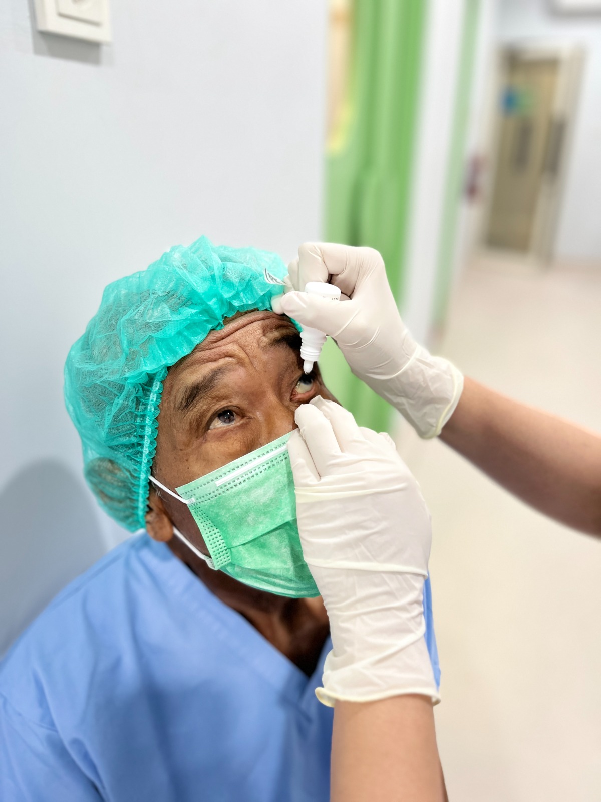 OPERASI: Salah satu pasien yang menjalankan serangkaian persiapan operasi katarak di klinik mata KMU Sidoarjo.(IST/RADAR SIDOARJO)