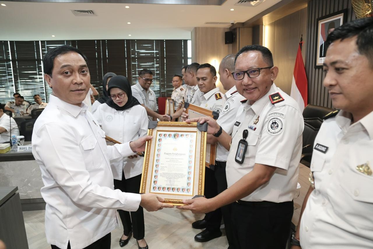 APRESIASI: Kepala Lapas Kelas I Surabaya, Sohibur Rachman (dua dari kanan) mendapatkan penghargaan dari Bareskrim Polri.