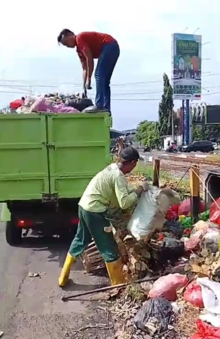 KOTOR: Tumpukan sampah yang sempat menggunung di Sidoarjo. 