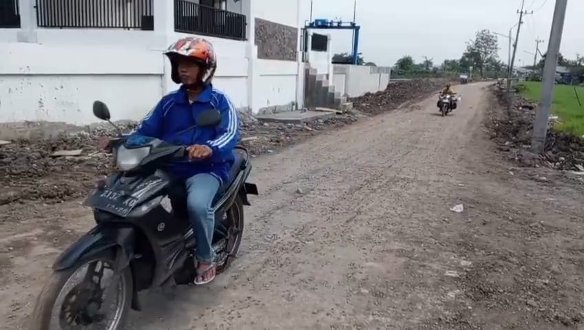 MASALAH BARU: Jalan di sisi timur dan barat bangunan rumah pompa Kedungpeluk kini rusak parah, dipenuhi lumpur, licin saat hujan, dan rawan tergenang air. (DIKY SANSIRI/RADAR SIDOARJO)