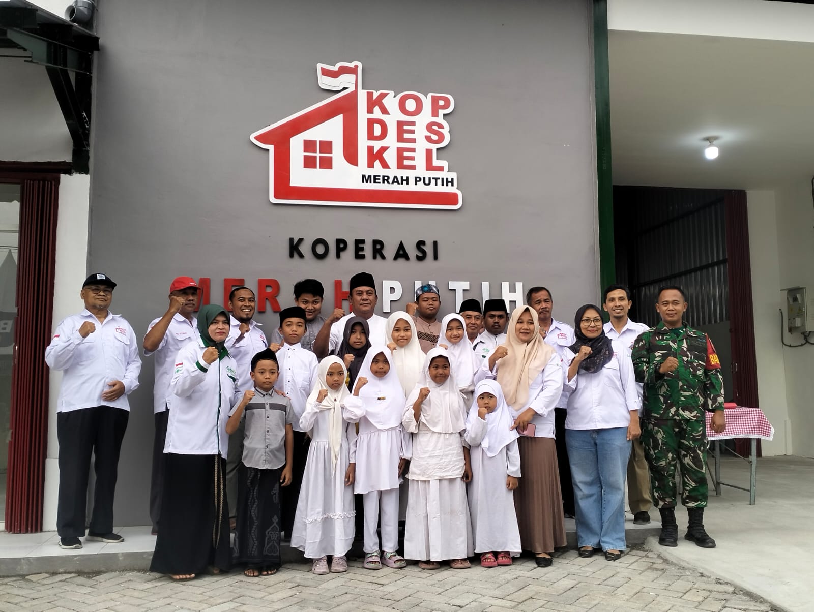 KOMPAK: Kades Sumorame Rochmanu bersama pengurus KDMP Sumorame dan anak yatim piatu dalam kegiatan semarak Ramadan Koperasi Desa merah Putih. ((ANAS/RADAR SIDOARJO)  