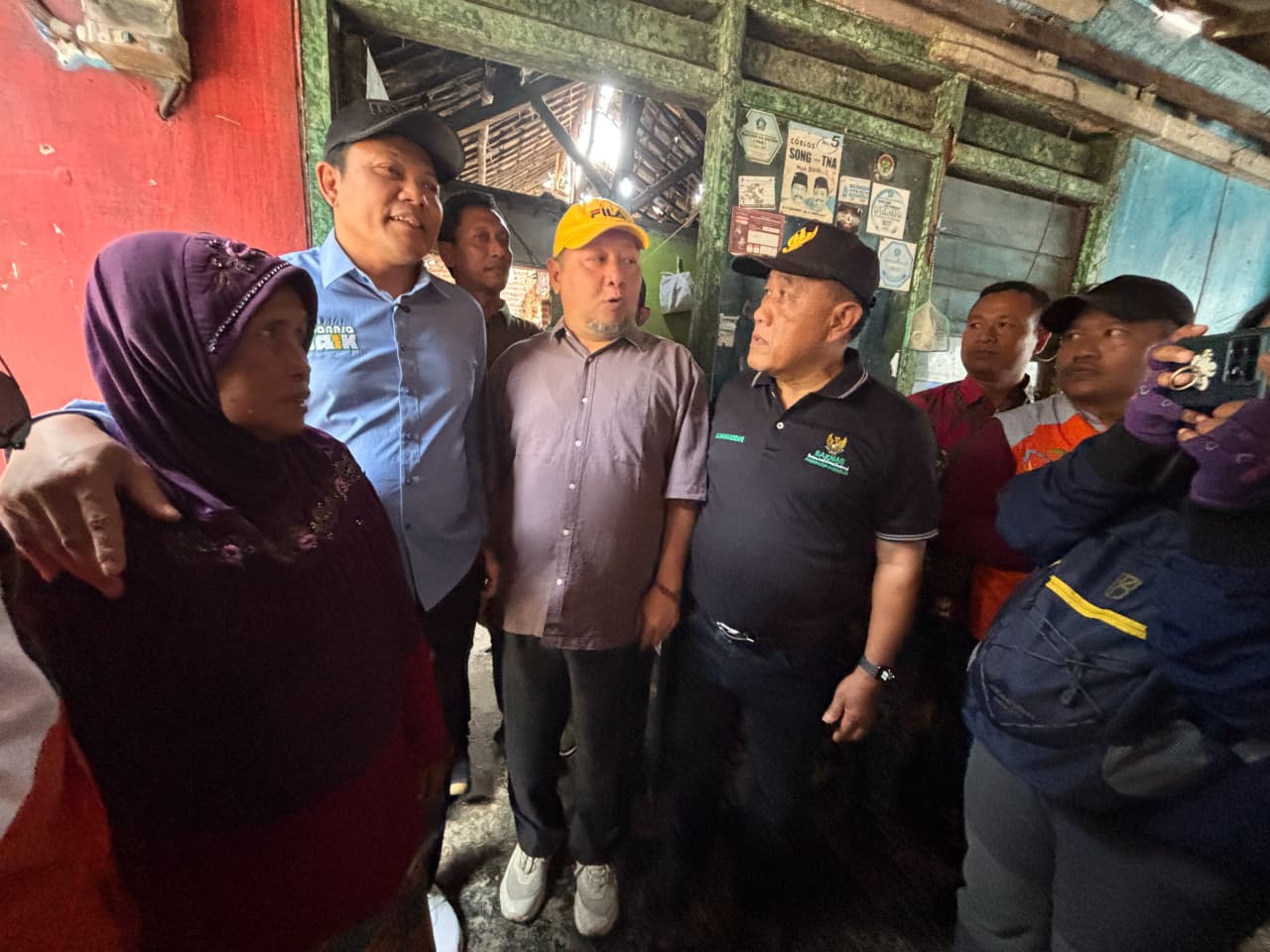 TIDAK LAYAK HUNI: Bupati Sidoarjo Subandi (dua dari kiri) saat sidak di rumah warga Krian Sidoarjo, Minggu (1/3).
