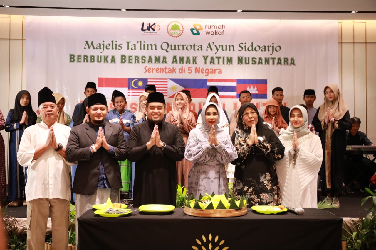 PEDULI: Wakil Bupati Sidoarjo, Mimik Idayana (tiga dari kanan), saat menghadiri acara buka bersama anak yatim Nusantara yang digelar Majelis Ta&rsquo;lim Qurrota A&rsquo;yun di Sun Hotel Sidoarjo, Sabtu (28/2).  