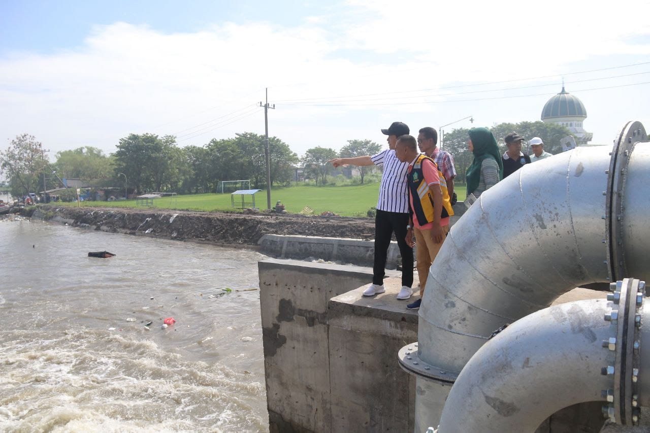 RESPONS CEPAT: Bupati Sidoarjo Subandi saat sidak Rumah Pompa Kedungpeluk Candi. (DIKY SANSIRI/RADAR SIDOARJO)  