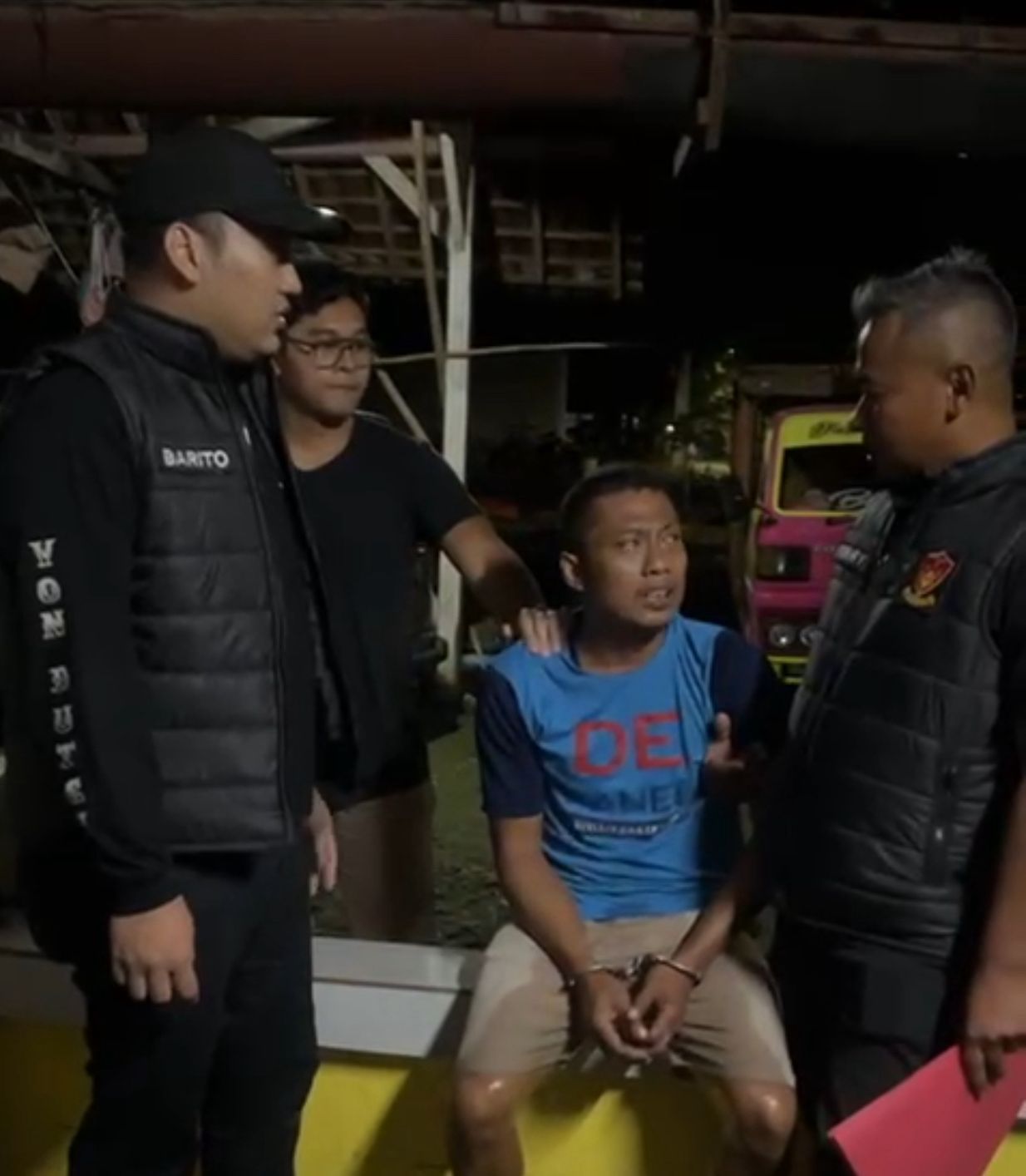 BERSALAH: Terpidana kasus judi daring, HS, 41, (duduk) akhirnya dijemput paksa oleh tim Kejari.