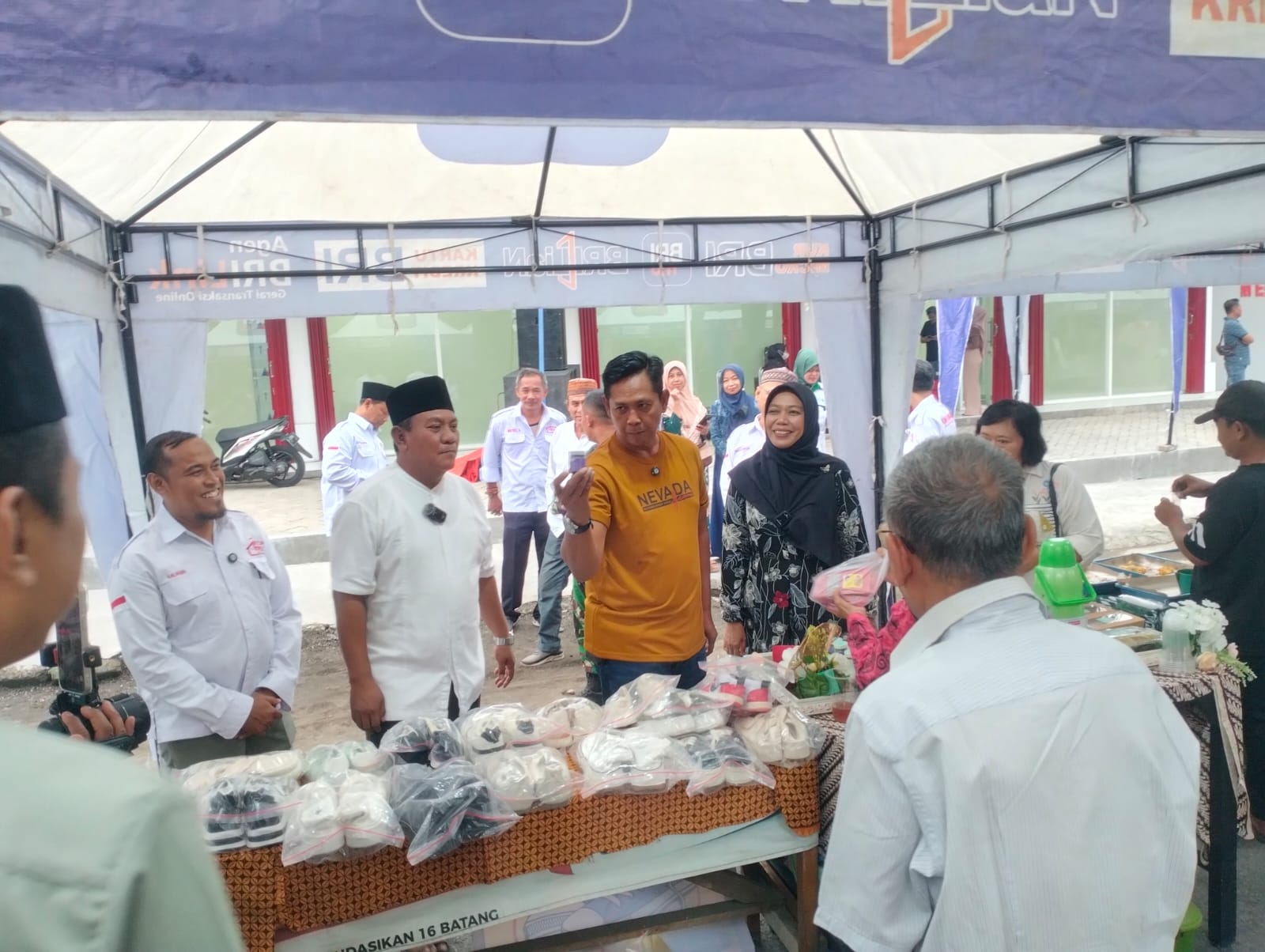 SINERGIS: Ibu Camat Candi Yuli Rachmawati didampingi Danramil Kota Kapten inf Kamsuri, Kades Sumorame Rochmanu, ketua panitia KDMP Sumorame Moch Misbachul Munir saat kekunjungan stan bazar UMKM