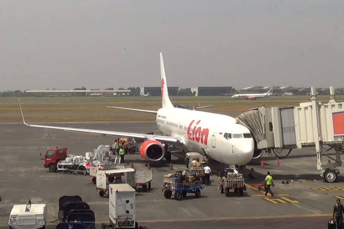 PELAYANAN: Sejumlah pesawat maskapai penerbangan terparkir di apron landasan Bandara Internasional Juanda, di Sidoarjo.