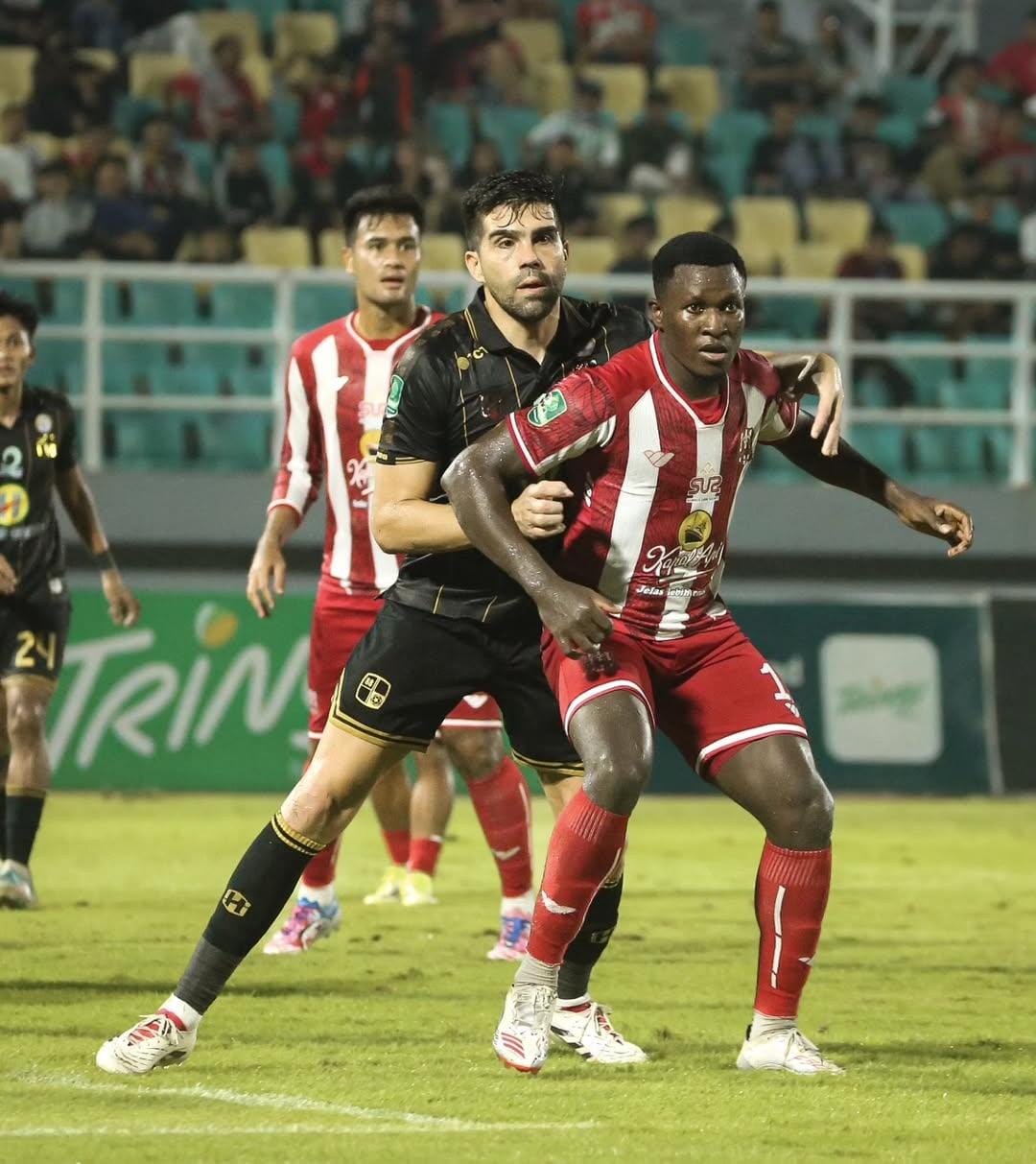 KALAH LAGI: Pemain Deltras FC saat laga menjamu Barito Putera. (FOTO DELTRAS SIDOARJO)