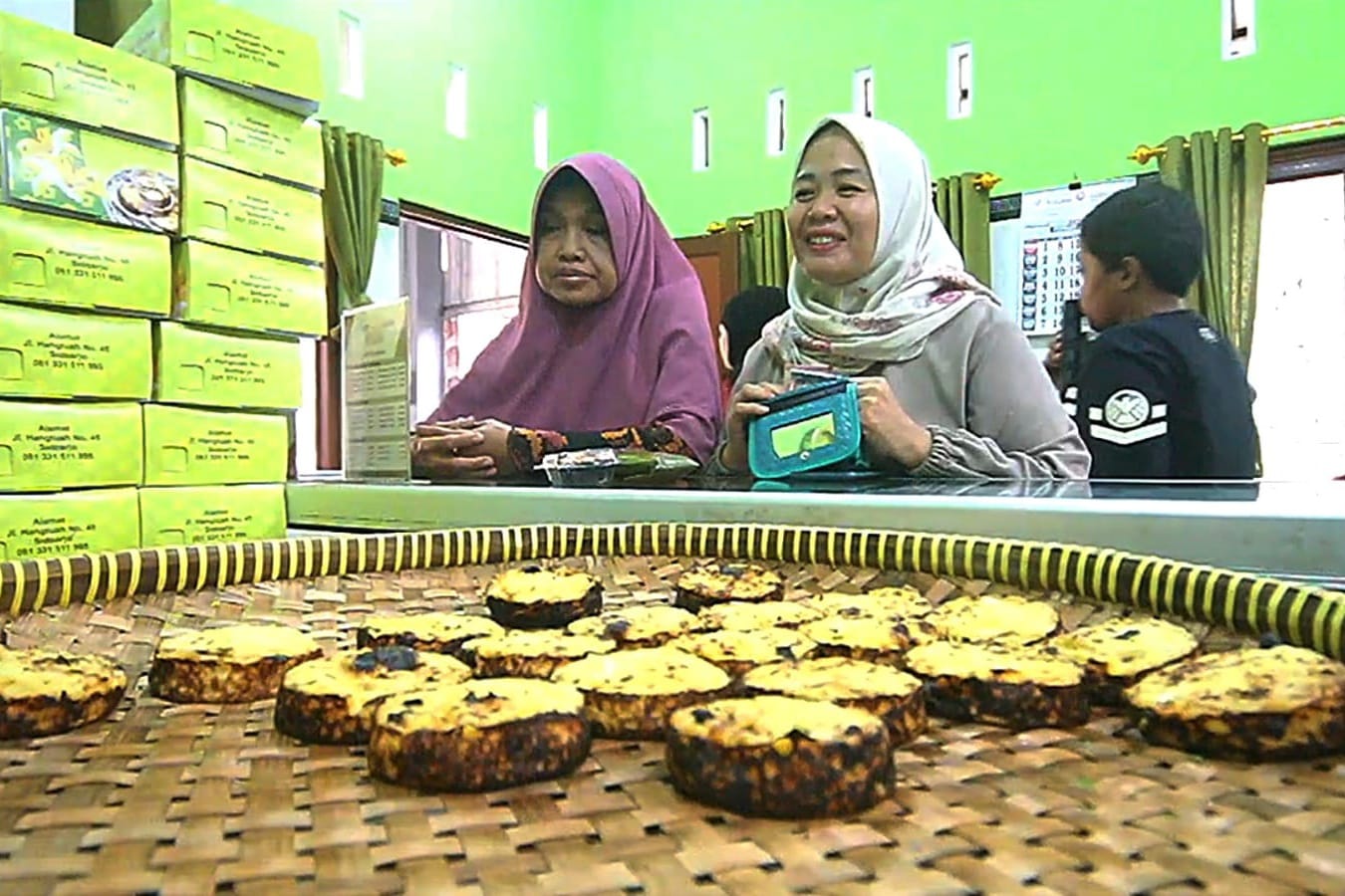 MENGGIURKAN: Pengunjung membeli kue lumpur khas Sidoarjo di Jalan Hang Tuah, Sidoarjo. (SURYANTO/RADAR SIDOARJO)
