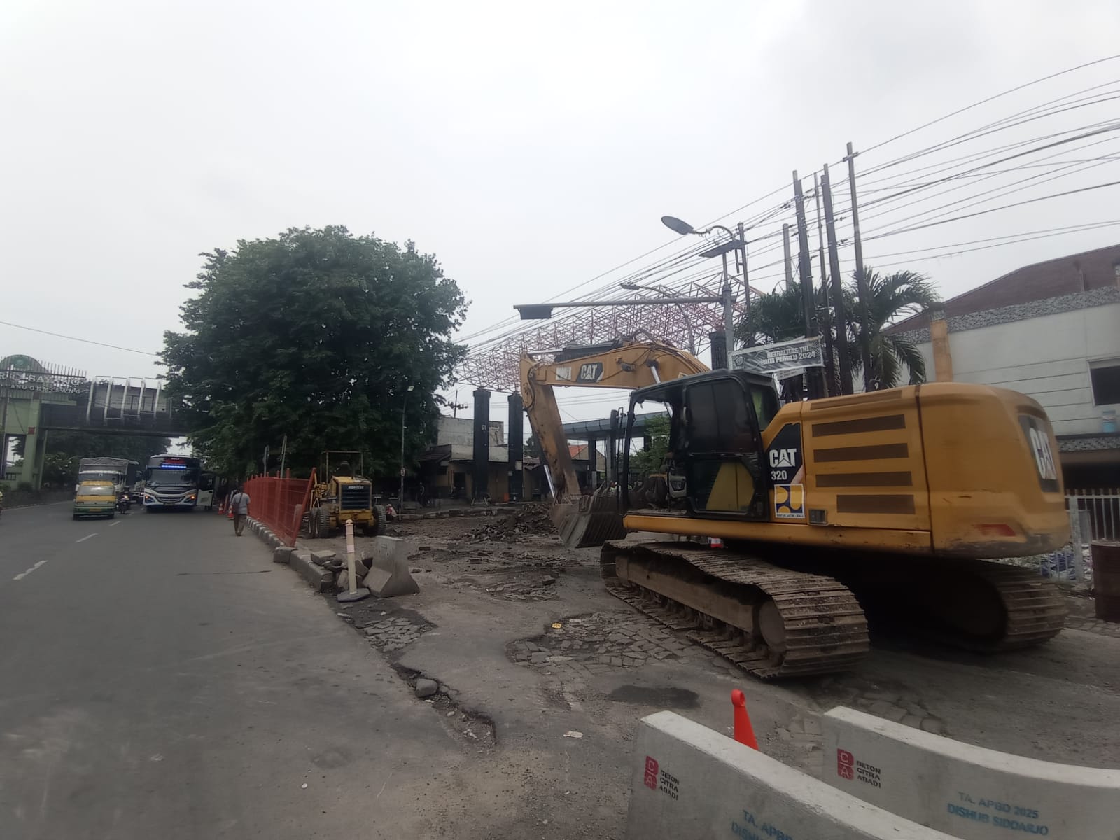 AKSES BUS KELUAR DIALIHKAN: Perbaikan di pintu keluar Terminal Purabaya di Bungurasih, Sidoarjo. (SURYANTO/RADAR SIDOARJO)