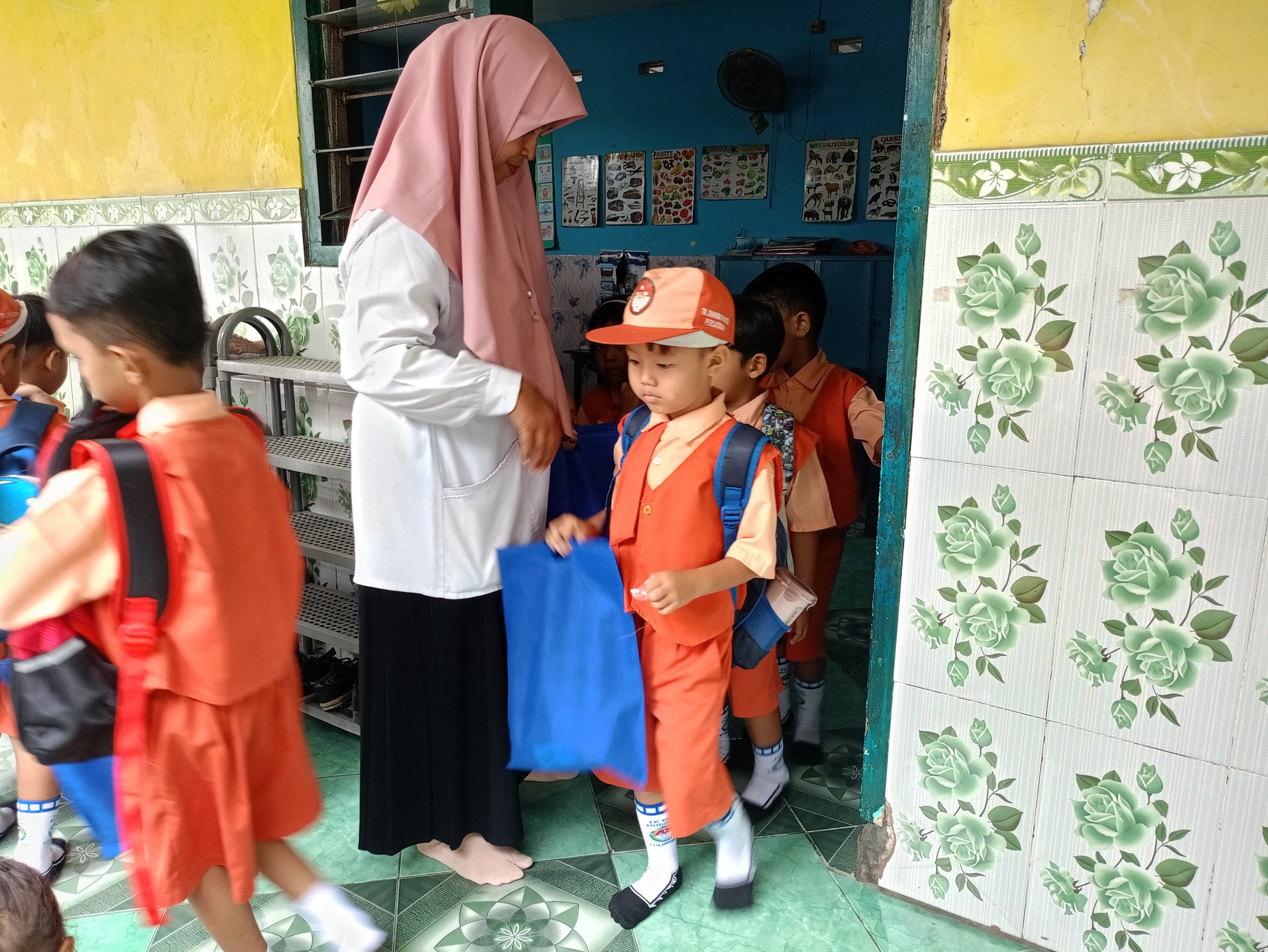 BERGIZI: Siswa TK di Sidoarjo dapat MBG saat Ramadan, Senin (2/3). (DIKY SANSIRI/RADAR SIDOARJO)