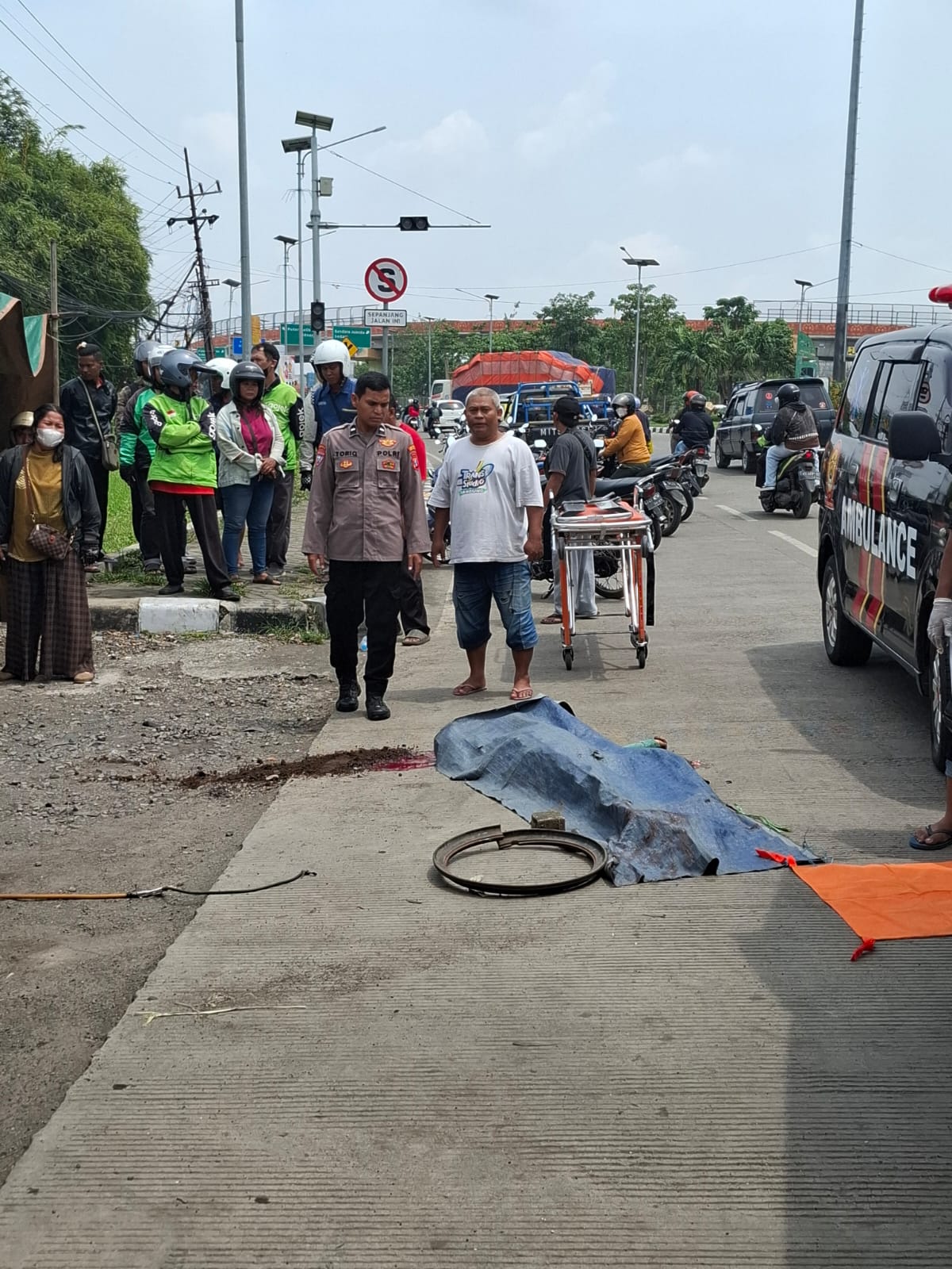 TRAGIS: Korban tewas usai terkena imbas ban truk meletus.  