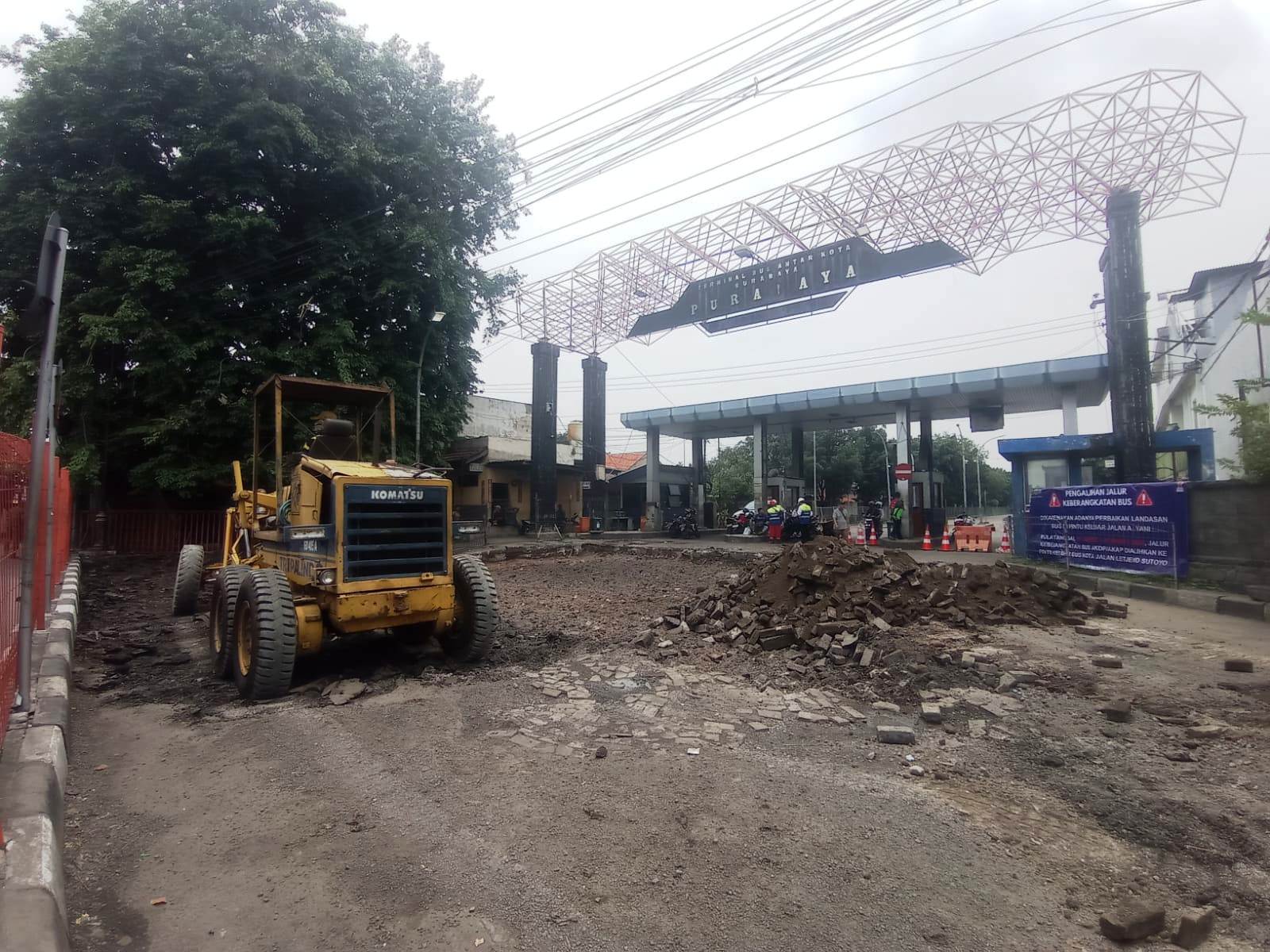  DIPERBAIKI: Jalan rusak di pintu keluar Terminal Purabaya Sidoarjo. (SURYANTO/RADAR SIDOARJO)