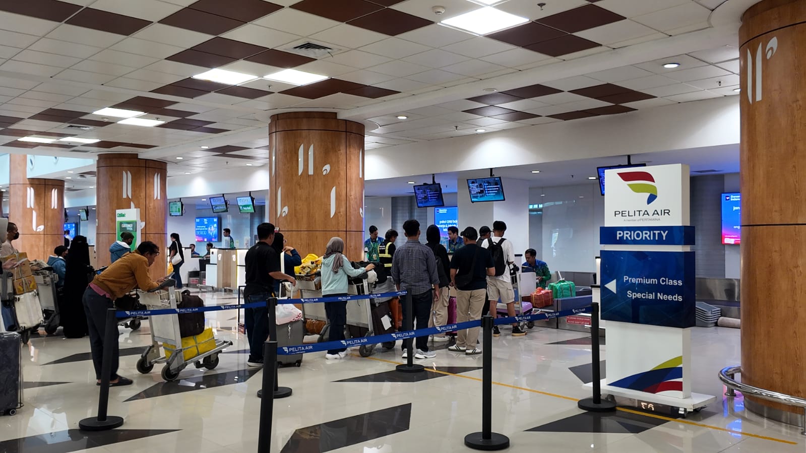 RAMAI: Sejumlah penumpang memadati area keberangkatan di Bandara Juanda, Sidoarjo.