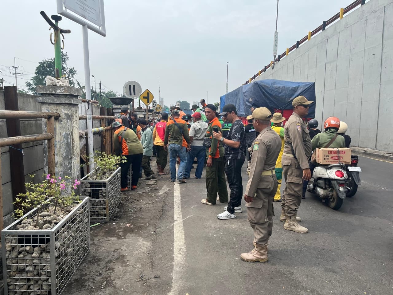  BERSIH: Jalan Raya Waru Sidoarjo saat proses penanaman bunga dikawal Satpol PP Sidoarjo. (DIKY SANSIRI/RADAR SIDOARJO)