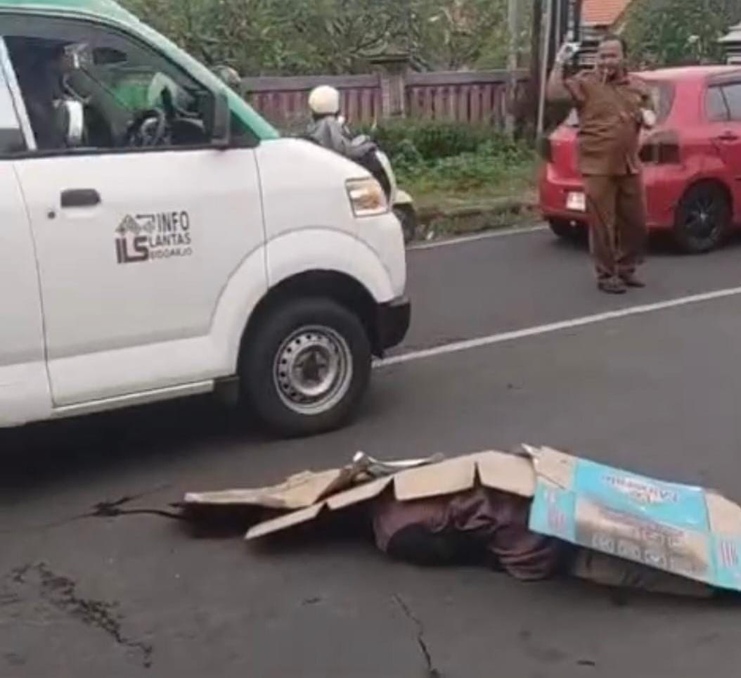 TERKAPAR: Jenazah korban kecelakaan lalu lintas di Wonoayu.