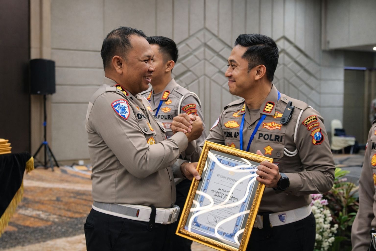 APRESIASI: Kasatlantas Polresta Sidoarjo AKP Yudhi Anugrah Putra (kanan) menerima penghargaan Juara 2 Type A dalam Penilaian Pos Pam dan Posyan Terpadu pada Operasi Lilin Semeru 2025.