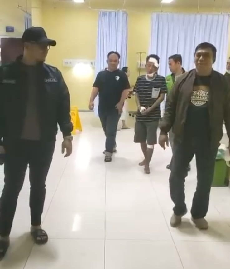 DIHAJAR: Terduga pelaku curanmor saat diamankan warga di Desa Punokawan, Krian.