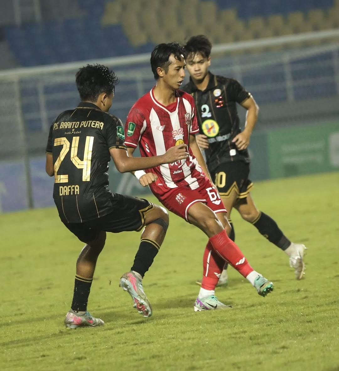Pemain Deltras Sidoarjo melawan Barito Putra. (FOTO DELTRAS SIDOARJO)