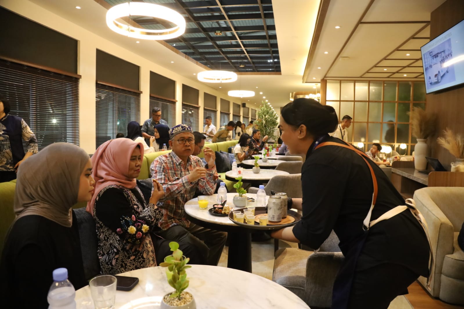 SANTAI: Pengunjung menikmati suasana Blue Sky Premium Lounge di T2 Bandara Internasional Juanda di Sidoarjo. (SURYANTO/RADAR SIDOARJO)