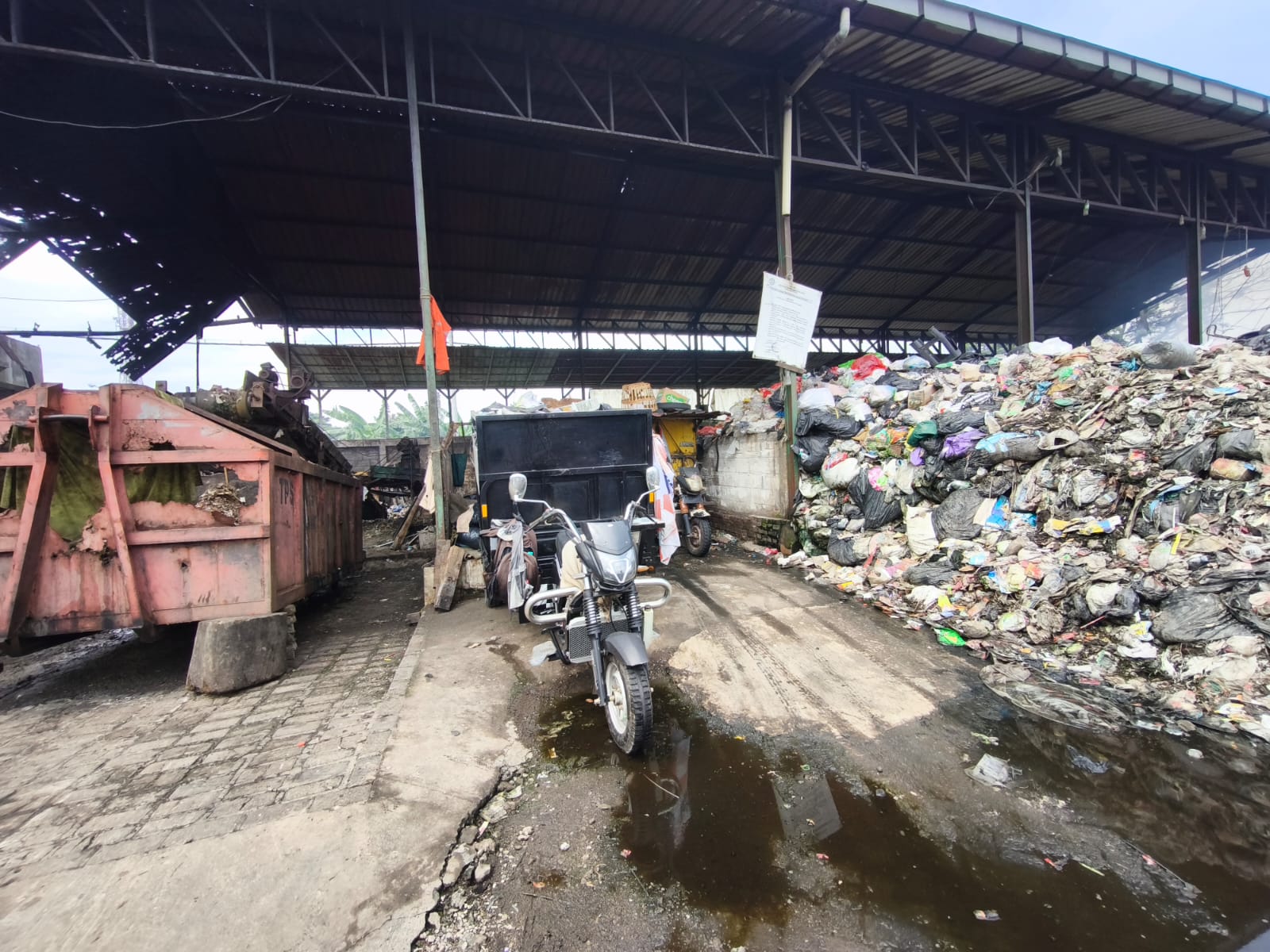 KETERLAMBATAN: Sampah Menumpuk di TPS3R Desa Sedati Gede, Kecamatan Sedati, Sidoarjo. (DIKY SANSIRI/RADAR SIDOARJO)