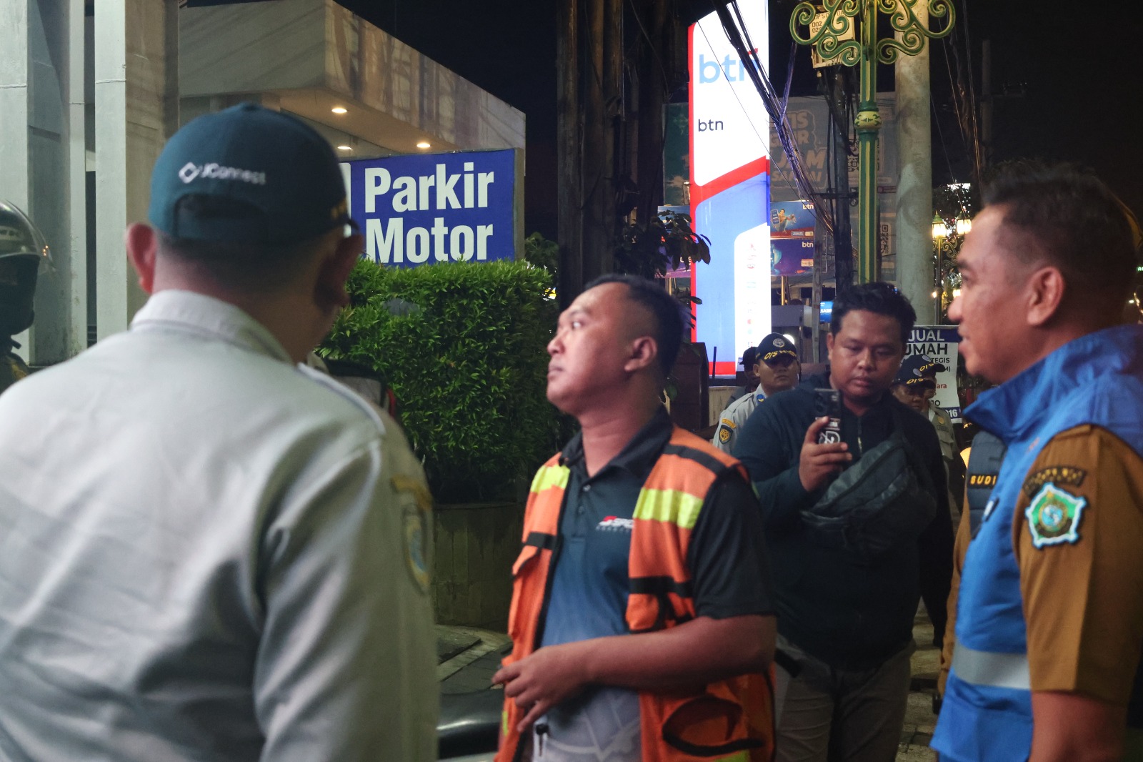 PENERTIBAN: Dishub Sidoarjo bersama petugas gabungan operasi parkir liar, Selasa (3/3) malam.