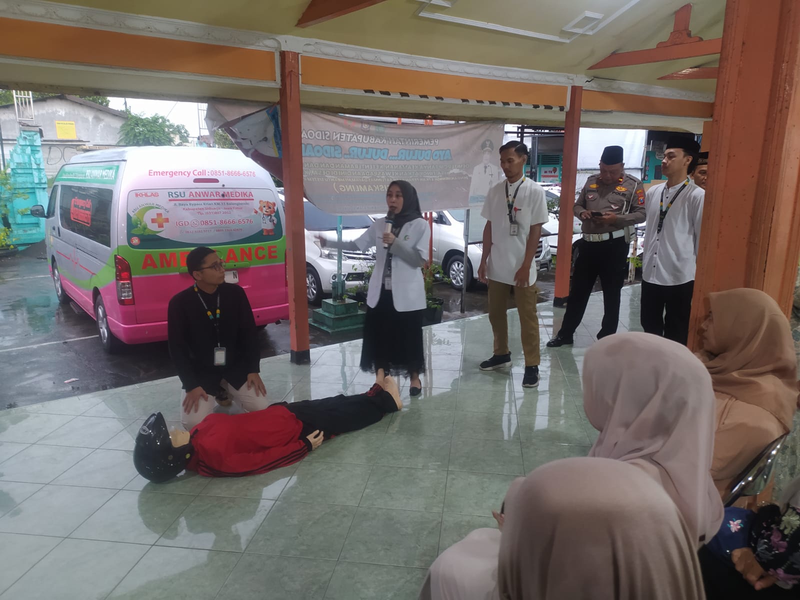 BERMANFAAT: Warga mengikuti pelatihan Pertolongan Pertama Gawat Darurat (PPGD) di balai desa Bakungtemenggungan, Balongbendo, Sidoarjo.