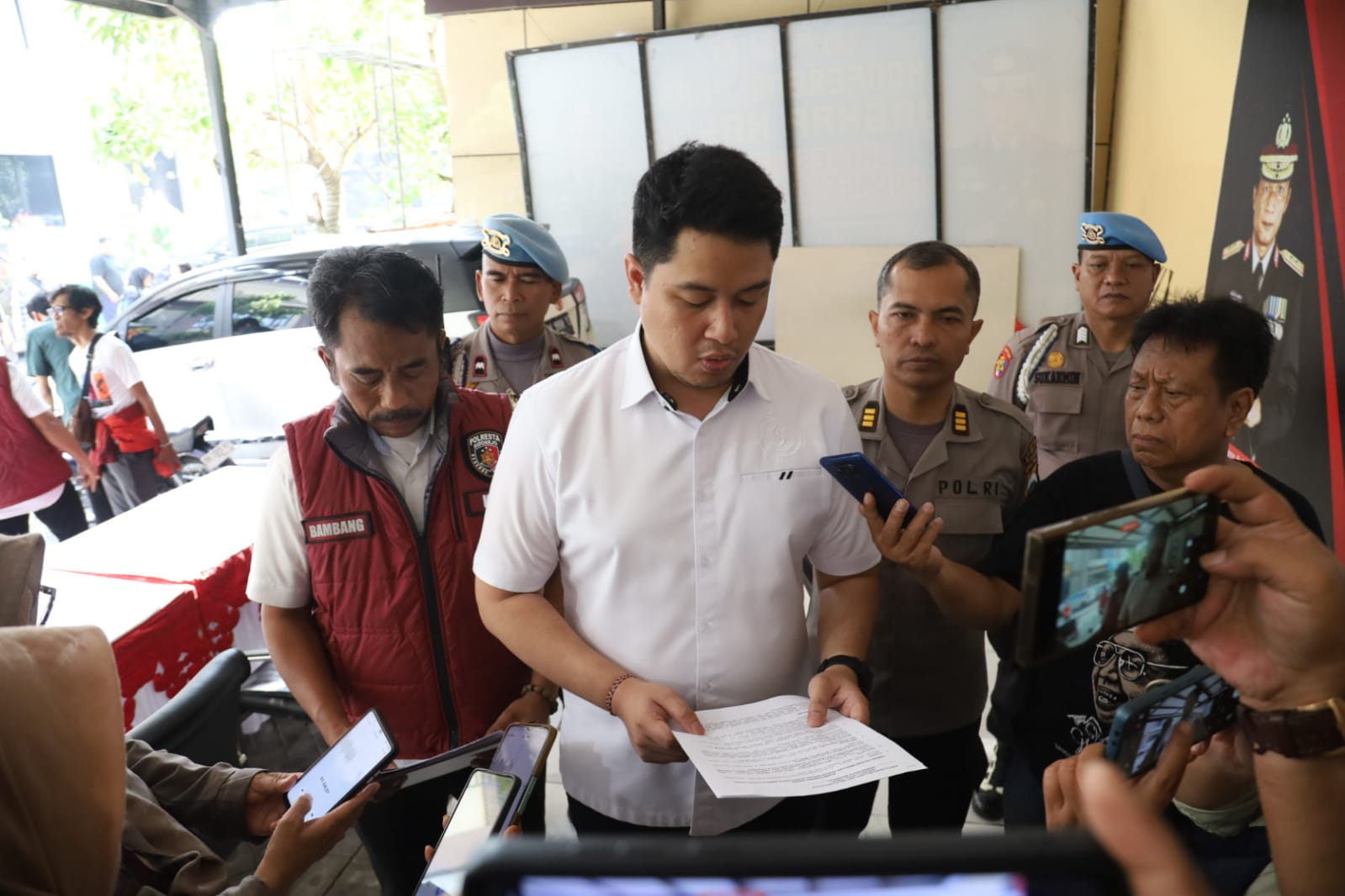 Kasatreskrim Polresta Sidoarjo, AKP Siko Sesaria Putra Suma saat menggelar jumpa pers. (SURYANTO/RADAR SIDOARJO)