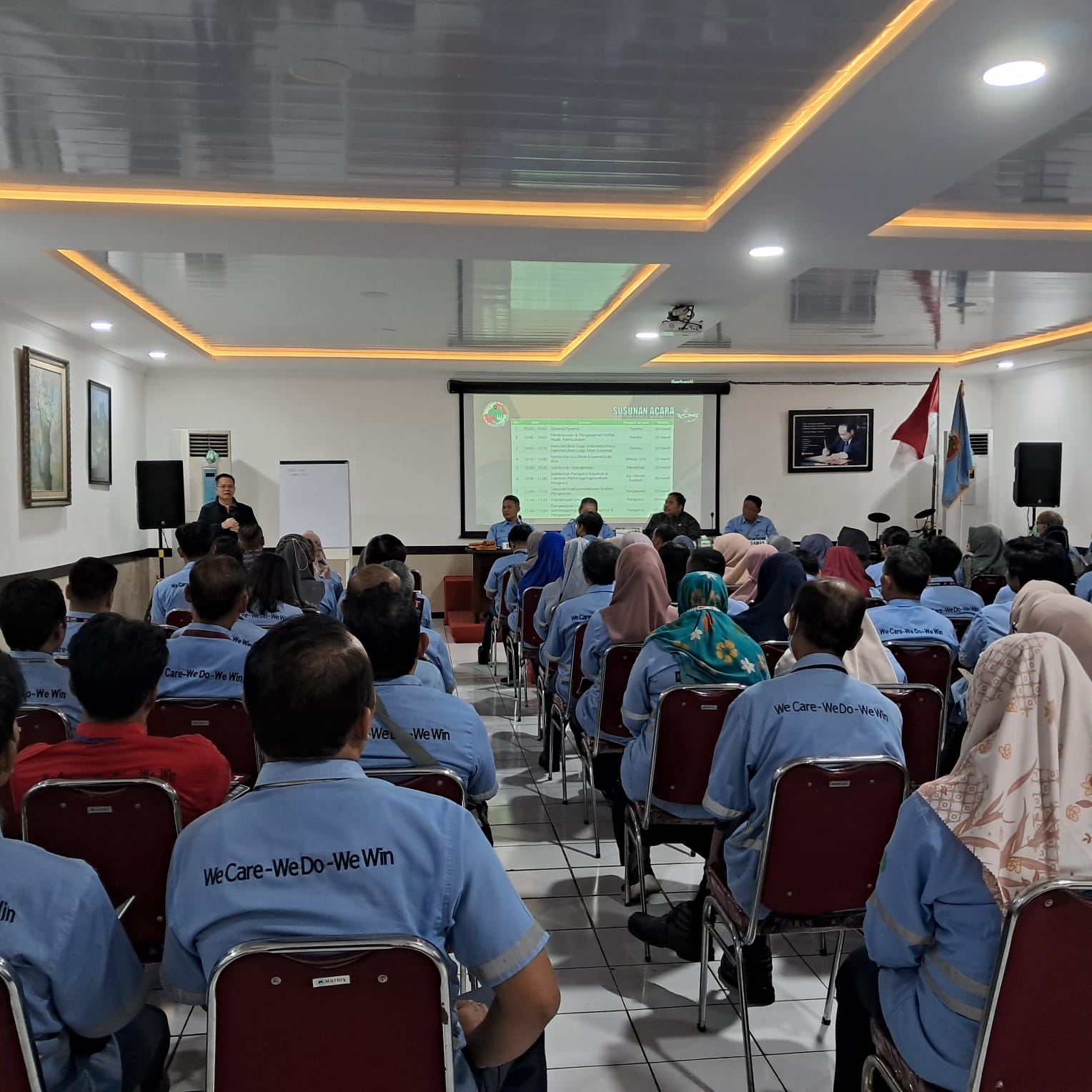 MENGHASILKAN: Rapat Anggota Tahunan (RAT) yang digelar pengurus dan anggota&nbsp;Koperasi Konsumen Karyawan Tjiwi Kimia.