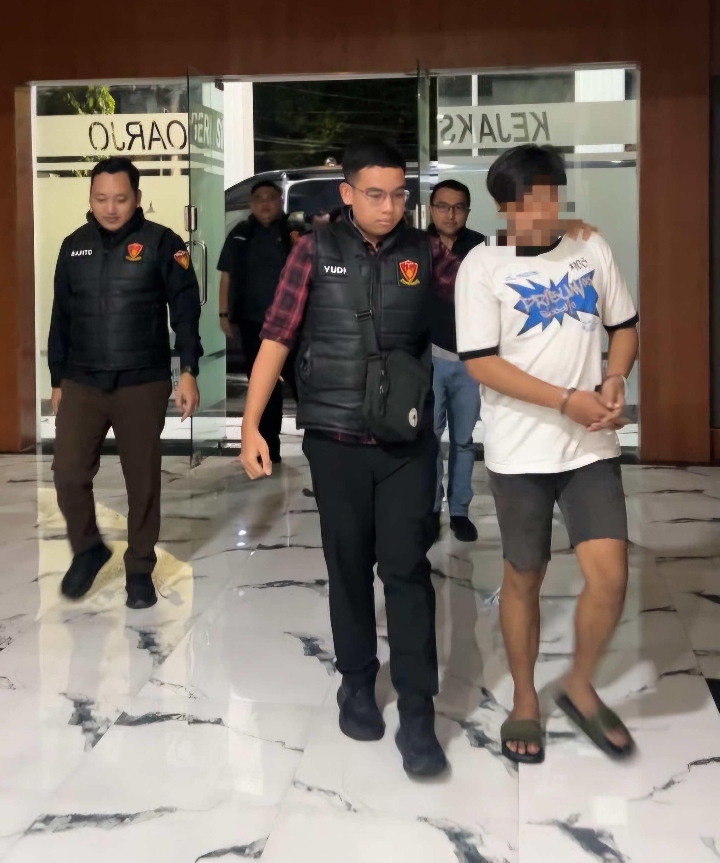 DIKELER: Penangkapan pelaku MMI (kanan) dilakukan di Jalan Raden Wijaya Gang Sekolah, Sawotratap, Gedangan, Kabupaten Sidoarjo.