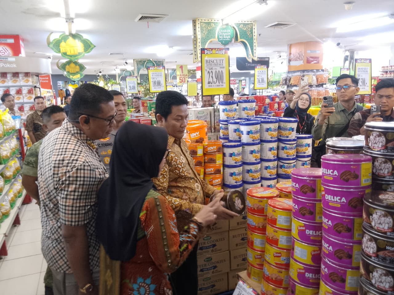 AMAN: Bupati Sidoarjo Subandi bersama Forkopimda saat sidak makanan dan minuman di minimarket dan mal. (DIKY SANSIRI/RADAR SIDOARJO)