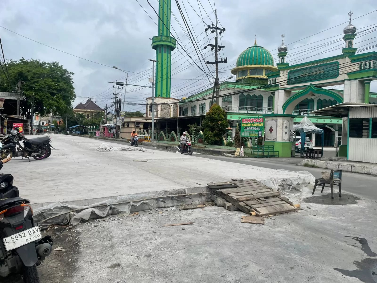 JADI PERHATIAN: Betonisasi Jalan Raya Berbek, Kecamatan Waru. (DIKY SANSIRI/RADAR SIDOARJO)