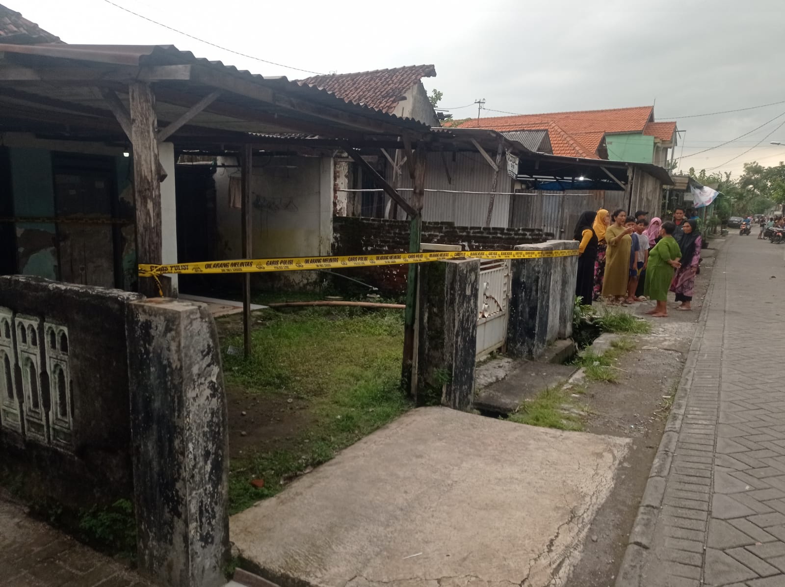 HEBOH: Suasana tempat kejadian perkara penganiayaan balita oleh ayah kandungnya di Desa Kemangsen, Balongbendo, Sidoarjo. (SURYANTO/RADAR SIDOARJO) 