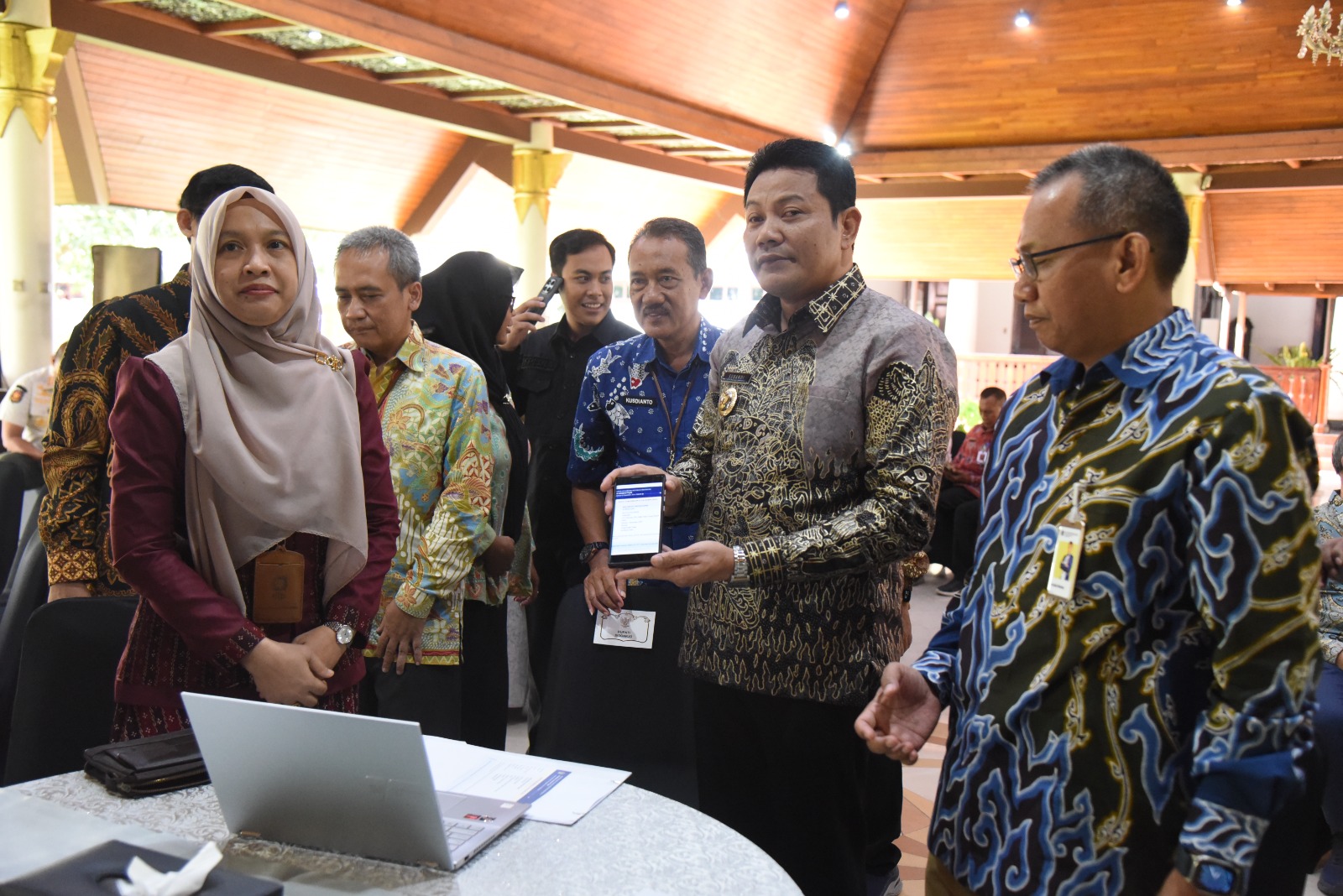 TAAT PAJAK: Bupati Sidoarjo Subandi (dua dari kanan) ajak masyarakat bayar pajak tepat waktu.