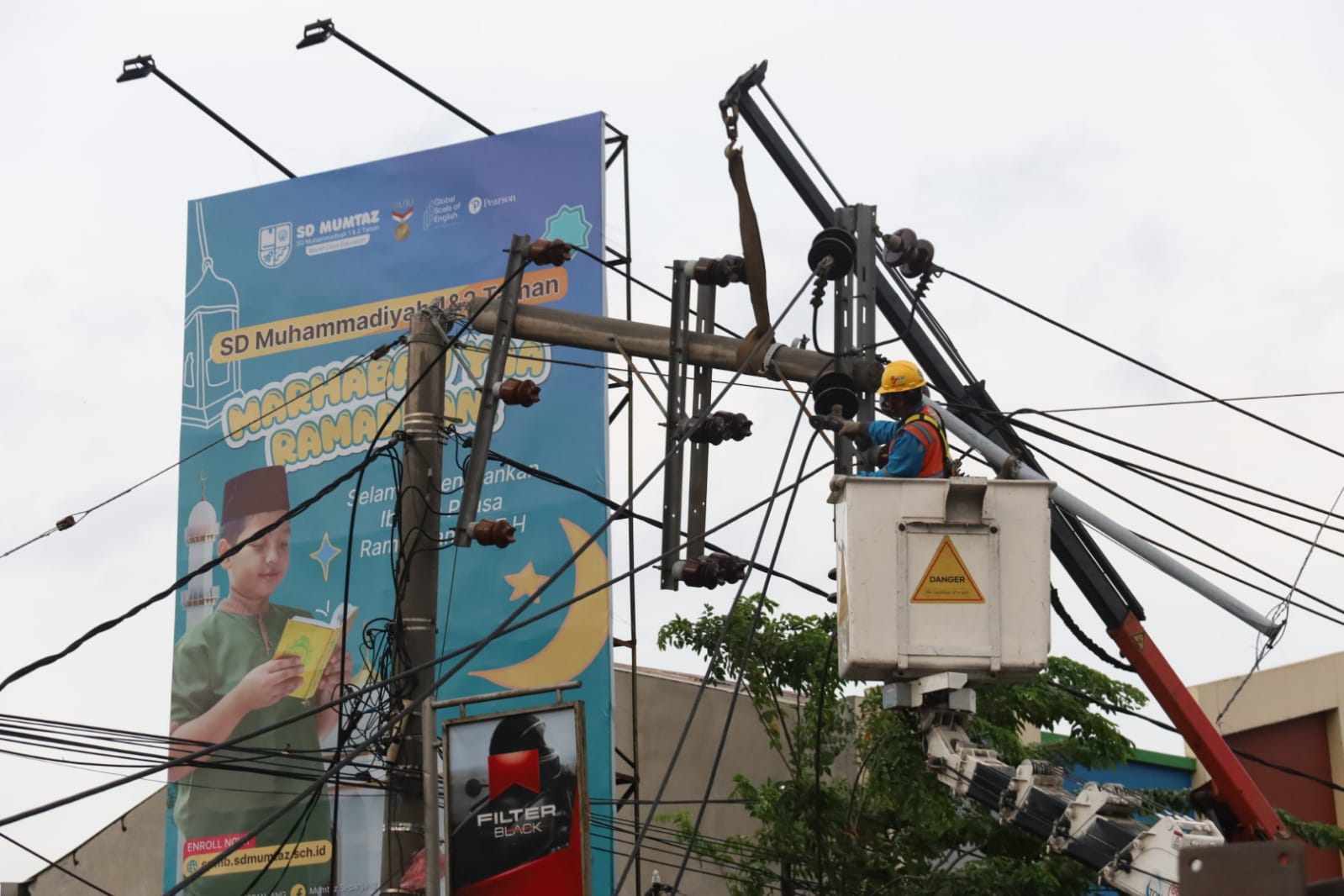 ANGIN KENCANG: Tiga tiang listrik ikut ambruk di Jalan Raya Gilang, Kecamatan Taman, Kabupaten Sidoarjo, Jumat (6/3) sore. (SURYANTO/RADAR SIDOARJO)