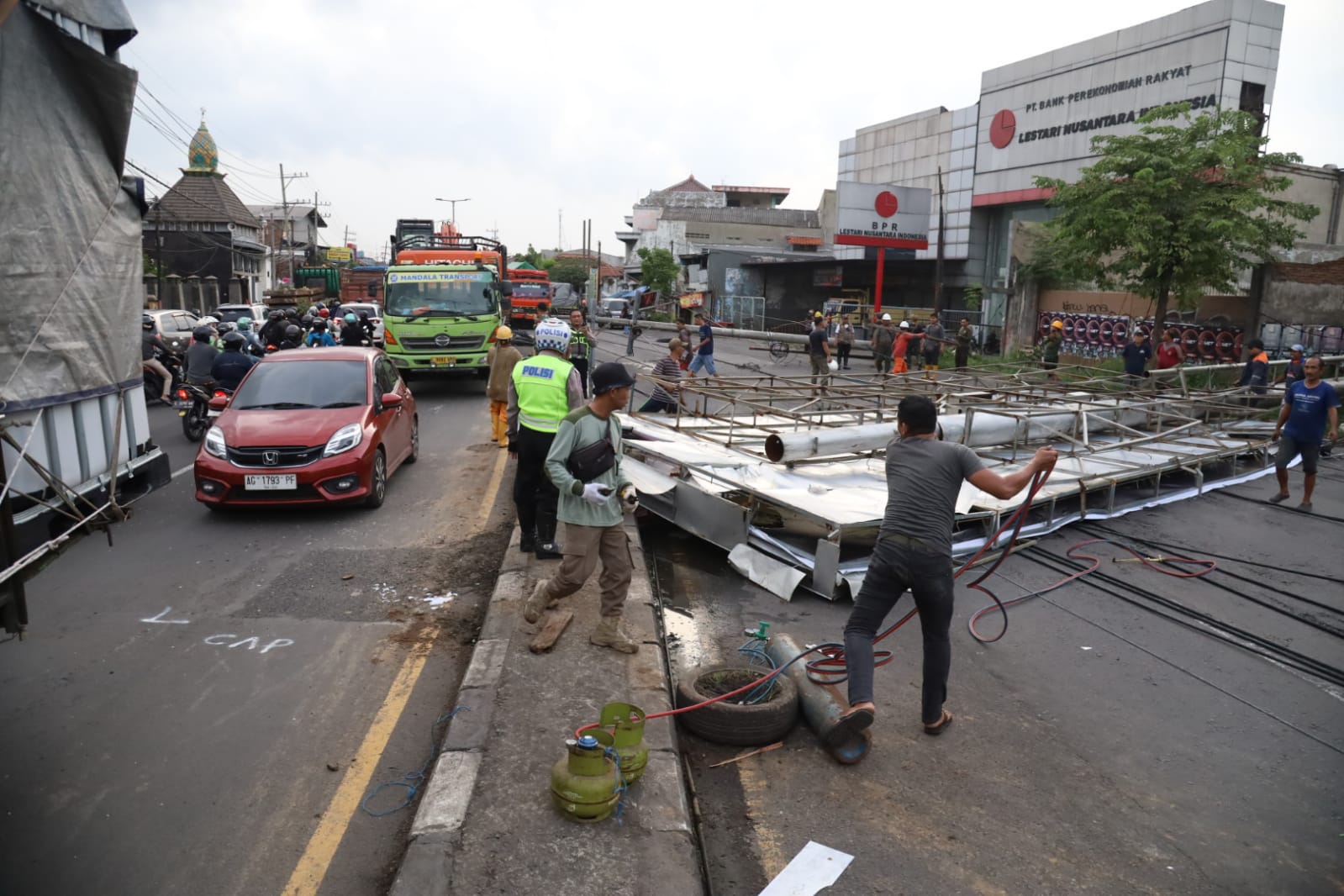 MACET: Papan reklame ambruk di Jalan Raya Gilang, Kecamatan Taman, Kabupaten Sidoarjo, Jumat (6/3) sore. (SURYANTO/RADAR SIDOARJO)