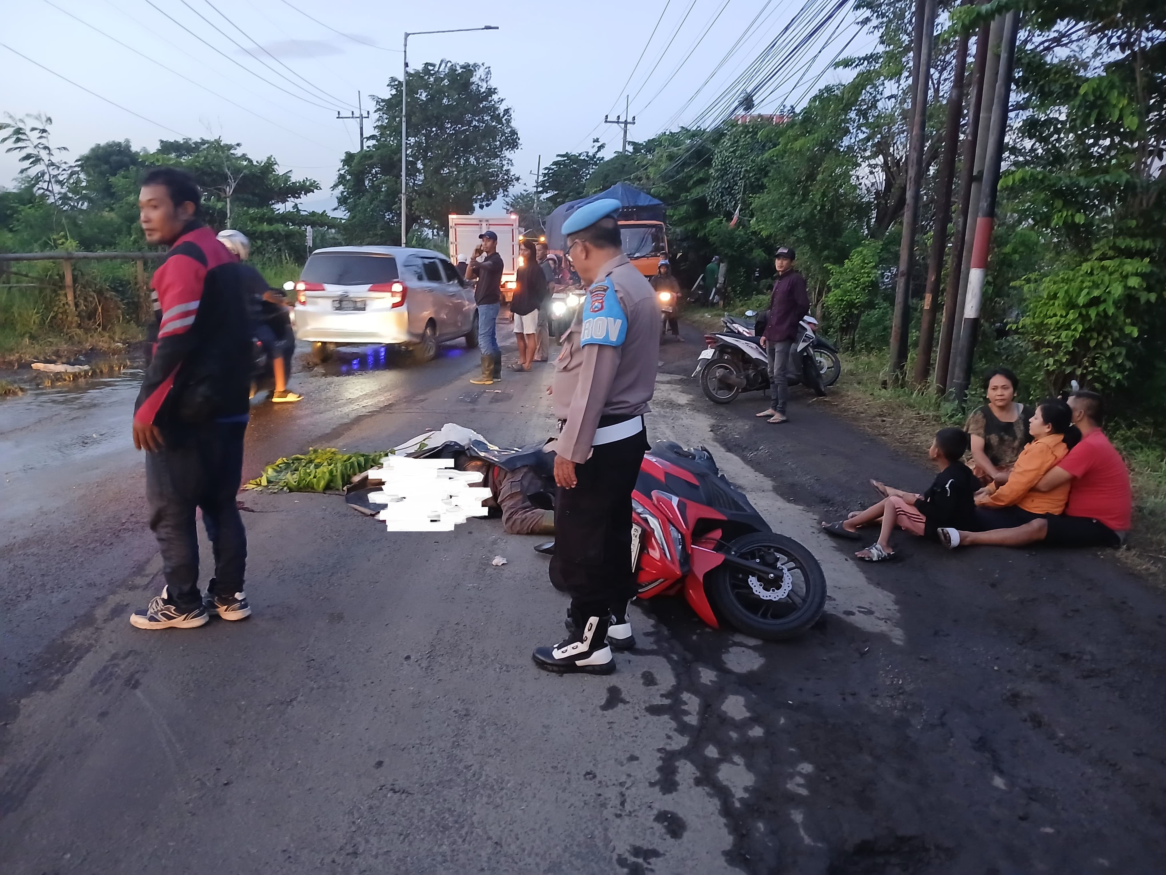 TRAGIS: Korban usai terlibat kecelakaan di Jalan Lingkar Timur, Desa Gebang, Sidoarjo, Jumat (6/3) pagi.
