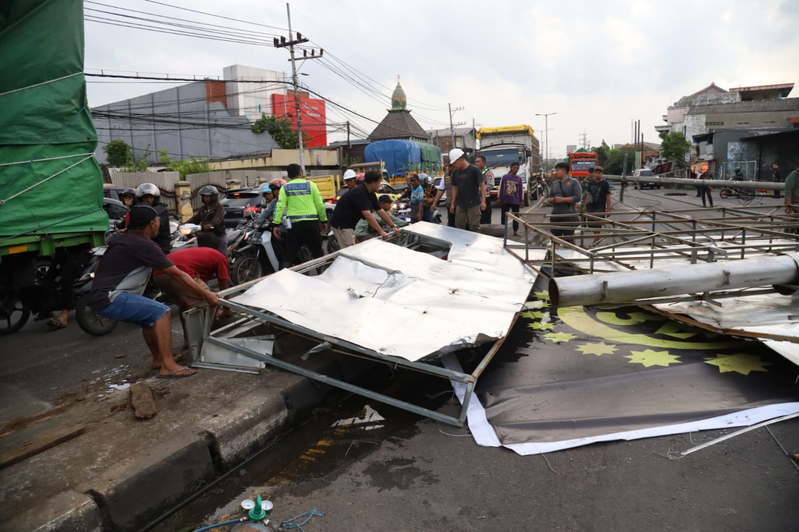 LUMPUH TOTAL: Papan reklame menutupi akses jalan utama di Jalan Raya Gilang Taman, Jumat (7/3).