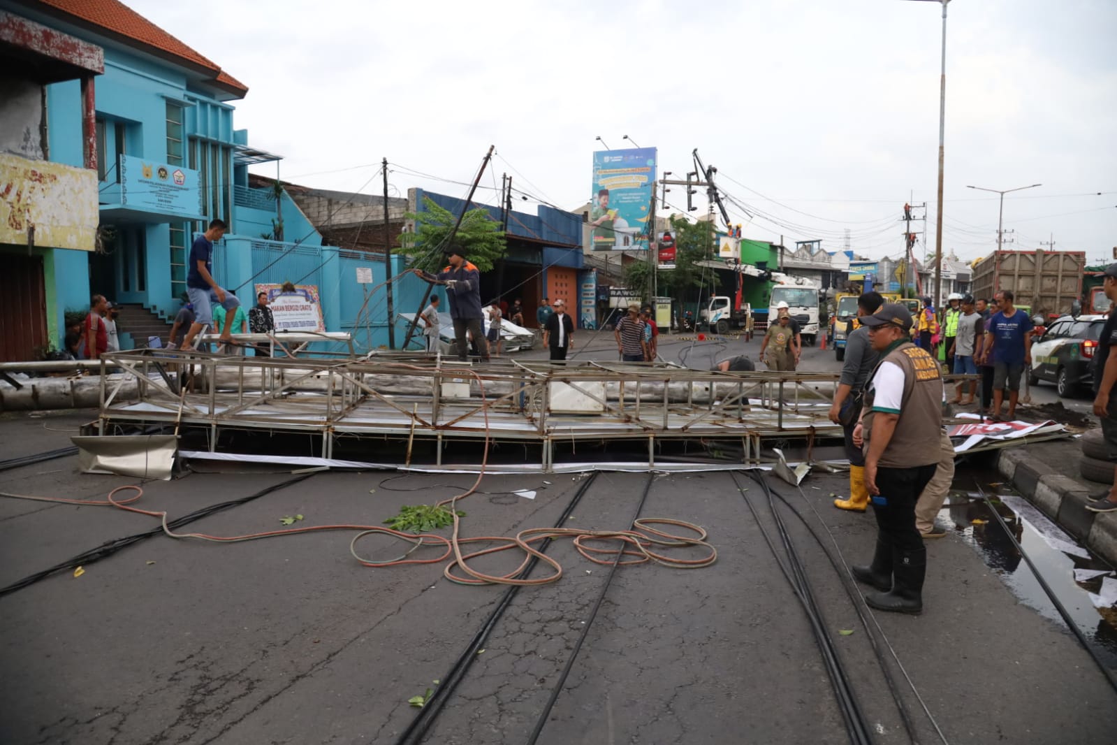 AMBRUK: Papan reklame menutupi akses jalan utama di Jalan Raya Gilang Taman, Jumat (7/3).
