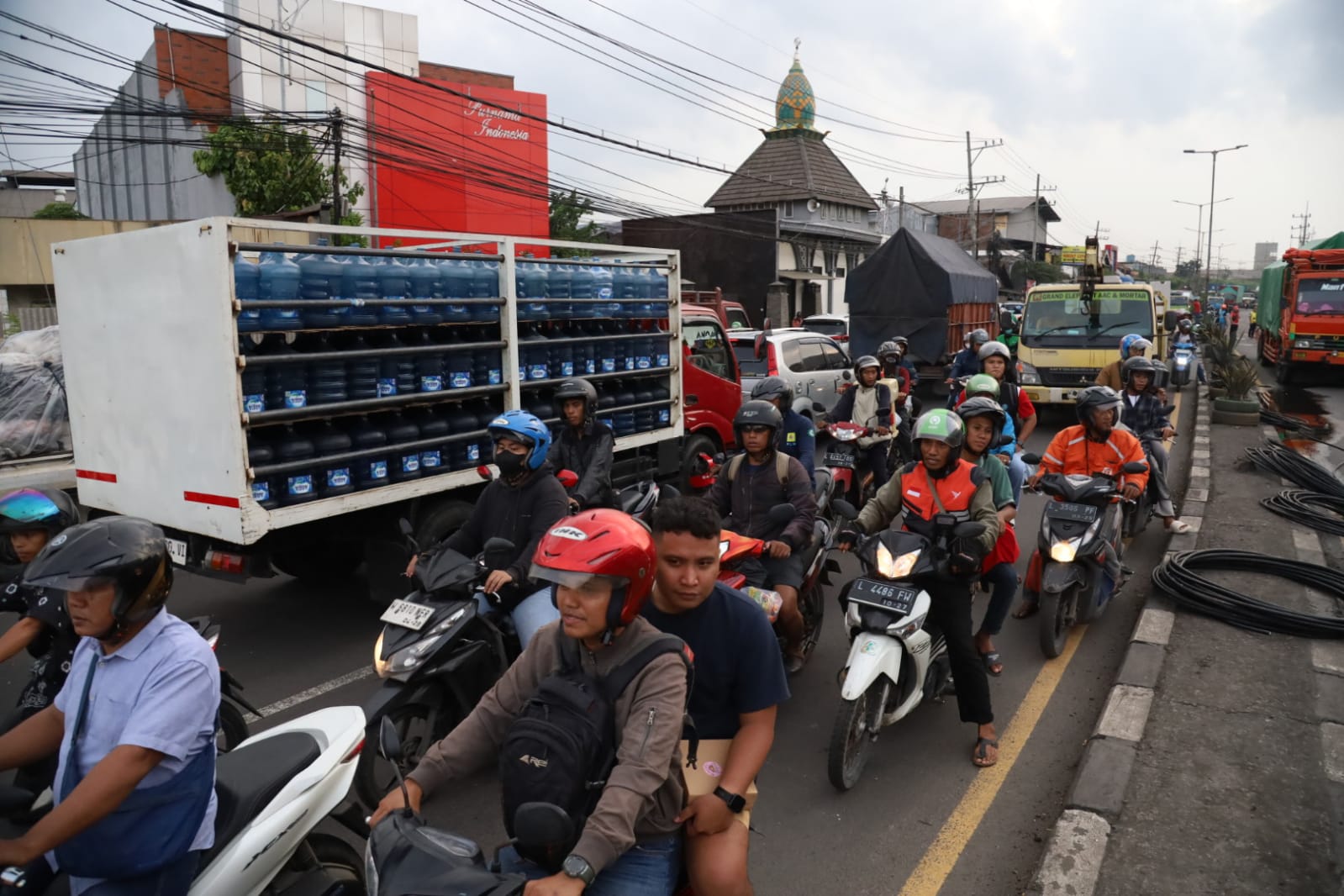 DUA ARAH: Kawasan Jalan Raya Gilang Taman macet total hingga malam hari pada Jumat (6/3).