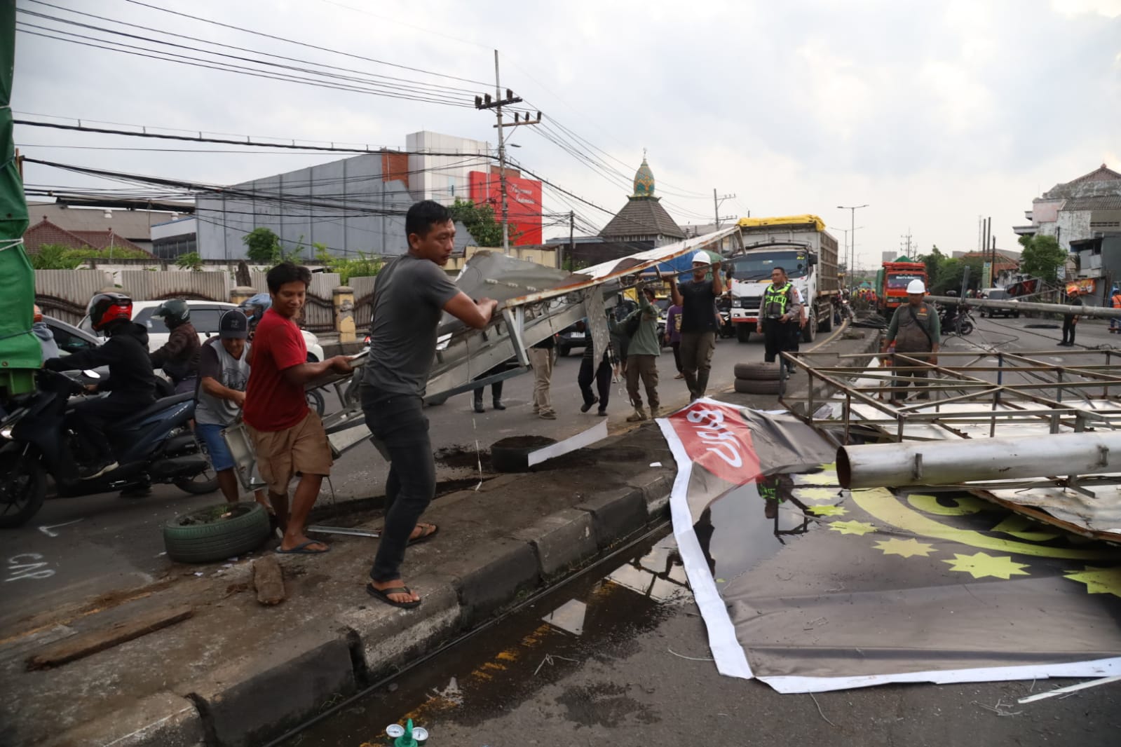 DIANGKUT: Papan reklame menutupi akses jalan utama di Jalan Raya Gilang Taman, Jumat (7/3).